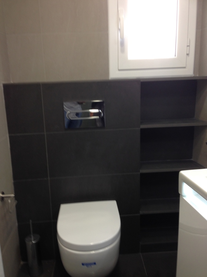 baño con wc suspendido