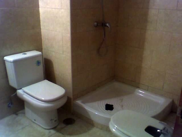 Baño de buhardilla convertida en apartamento individual