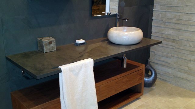 Baño de diseño con encimera suspendida.