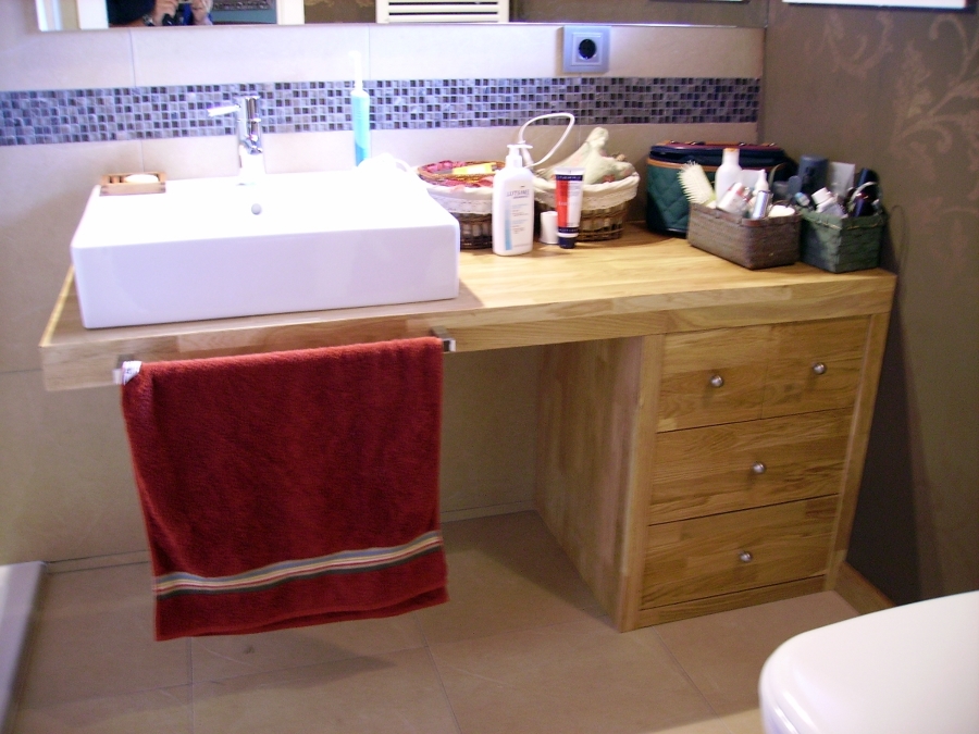 Baño de madera de roble.