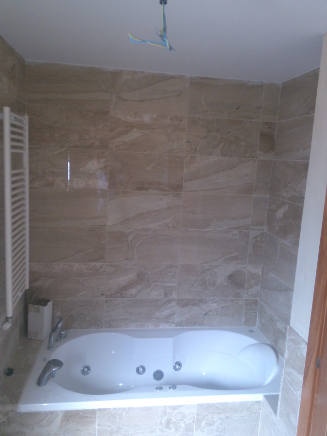 baño de mármol con jacuzzi 