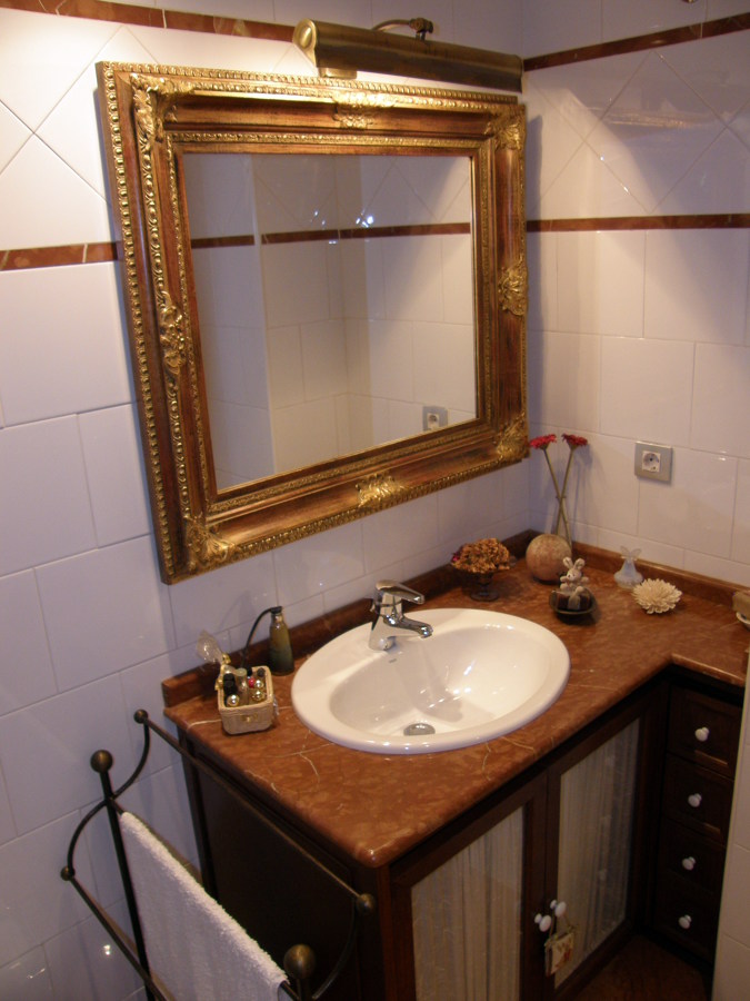 Baño en azulejo y marmol