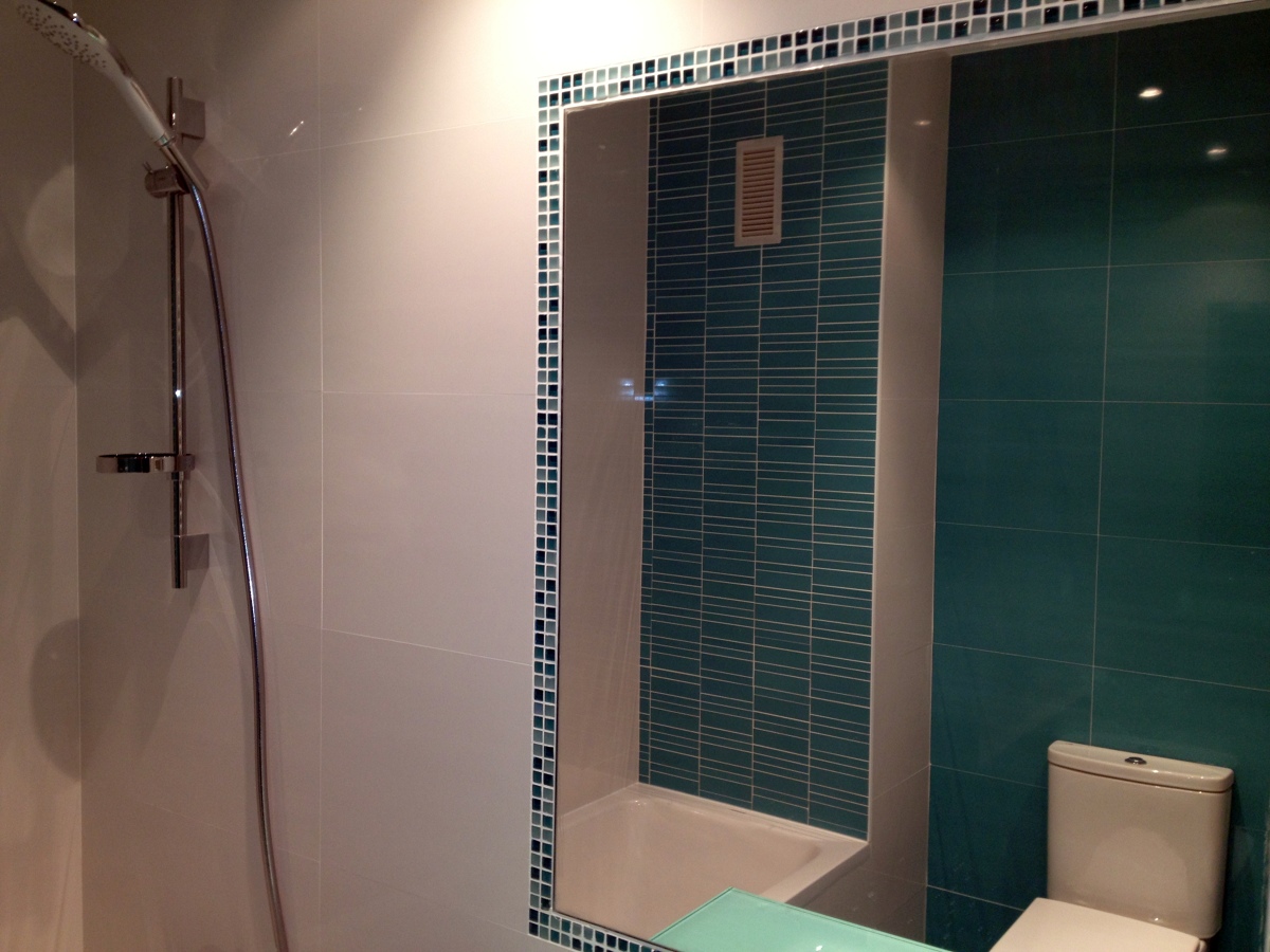 Baño en blanco y turquesa