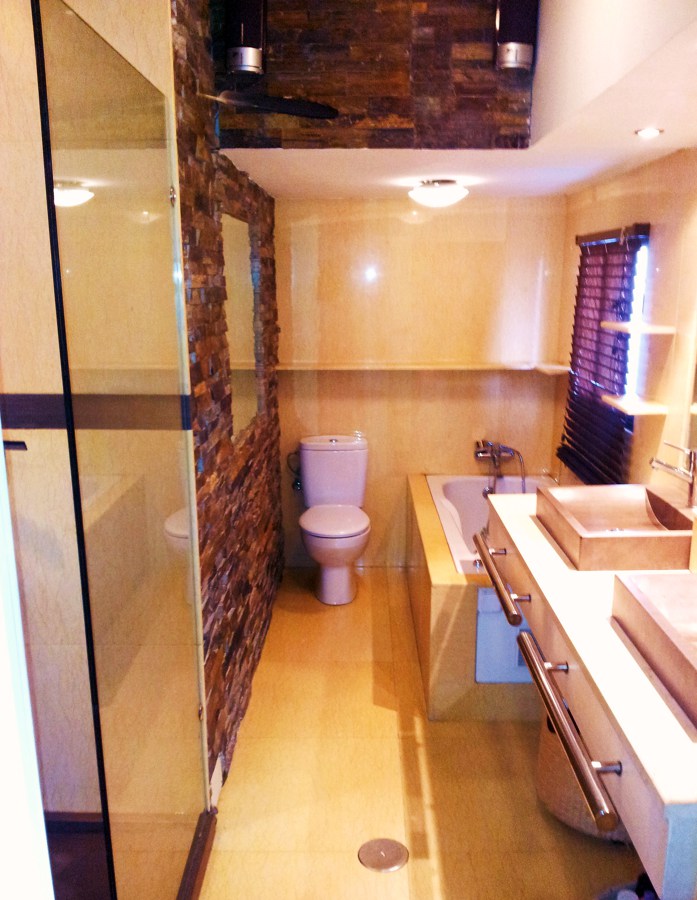 baño en mármol  amarillo  egipcio 