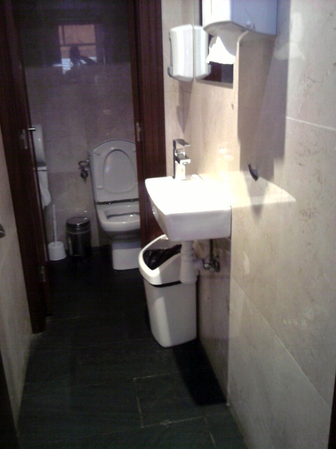 baño en marmol crema marfil