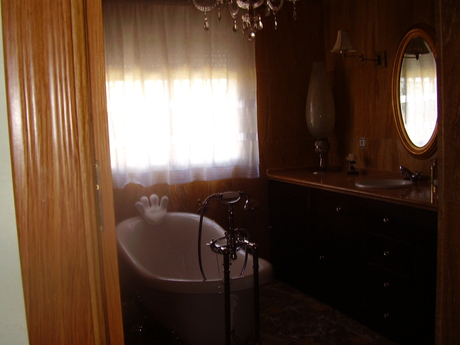 Baño en mármol travertino amarillo
