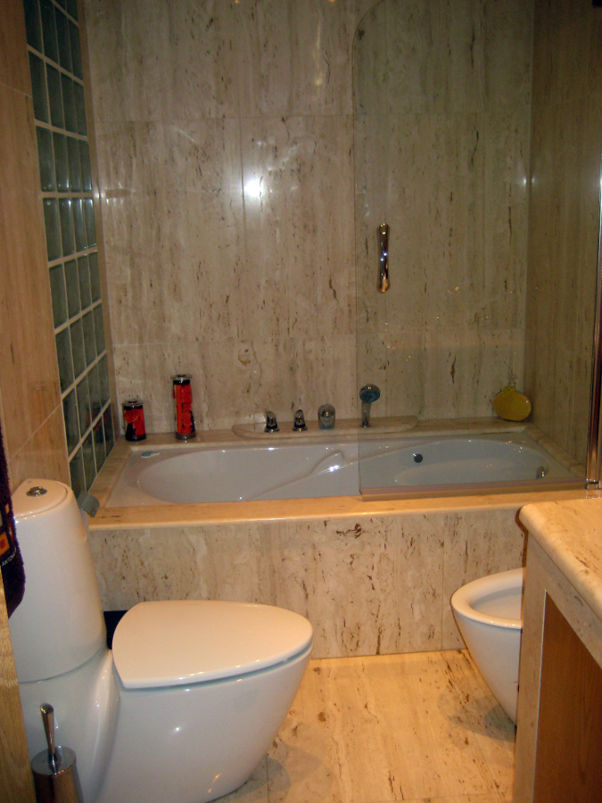 Baño en travertino