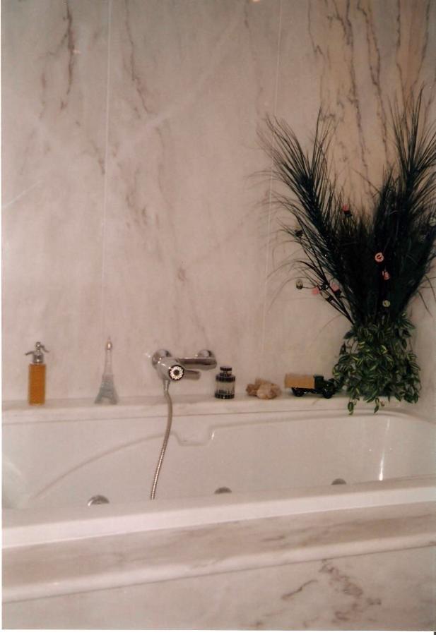 baño grande de mármol 