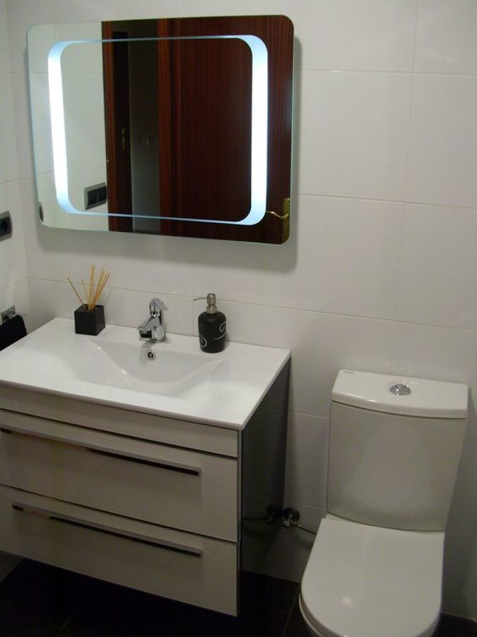 Baño moderno con mueble luz led
