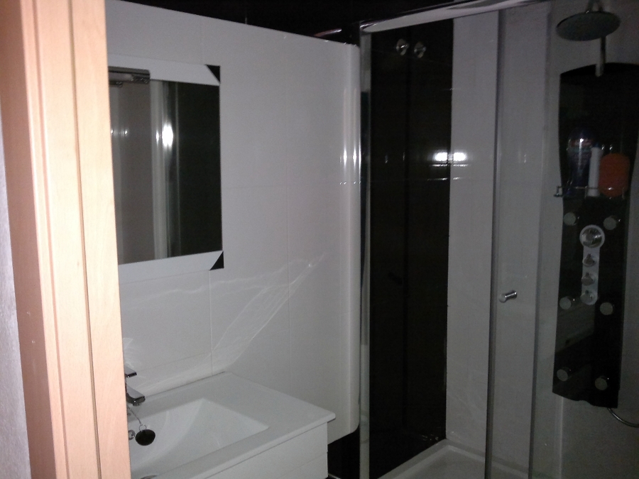 baño negro y blanco