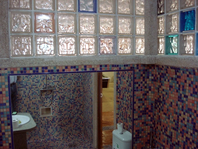 Baño nuevo con pavés de colores