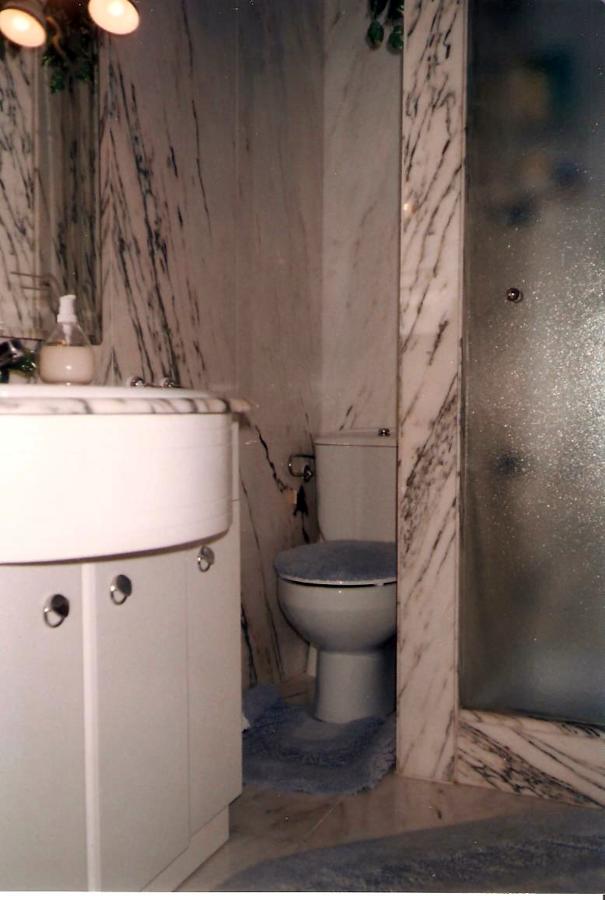 baño pequeño de marmol 