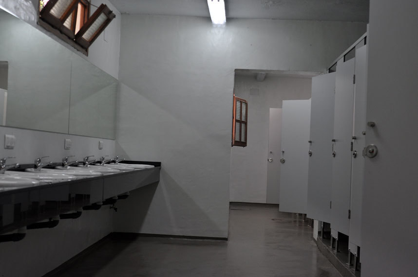 Baños camping Microcmento en paredes