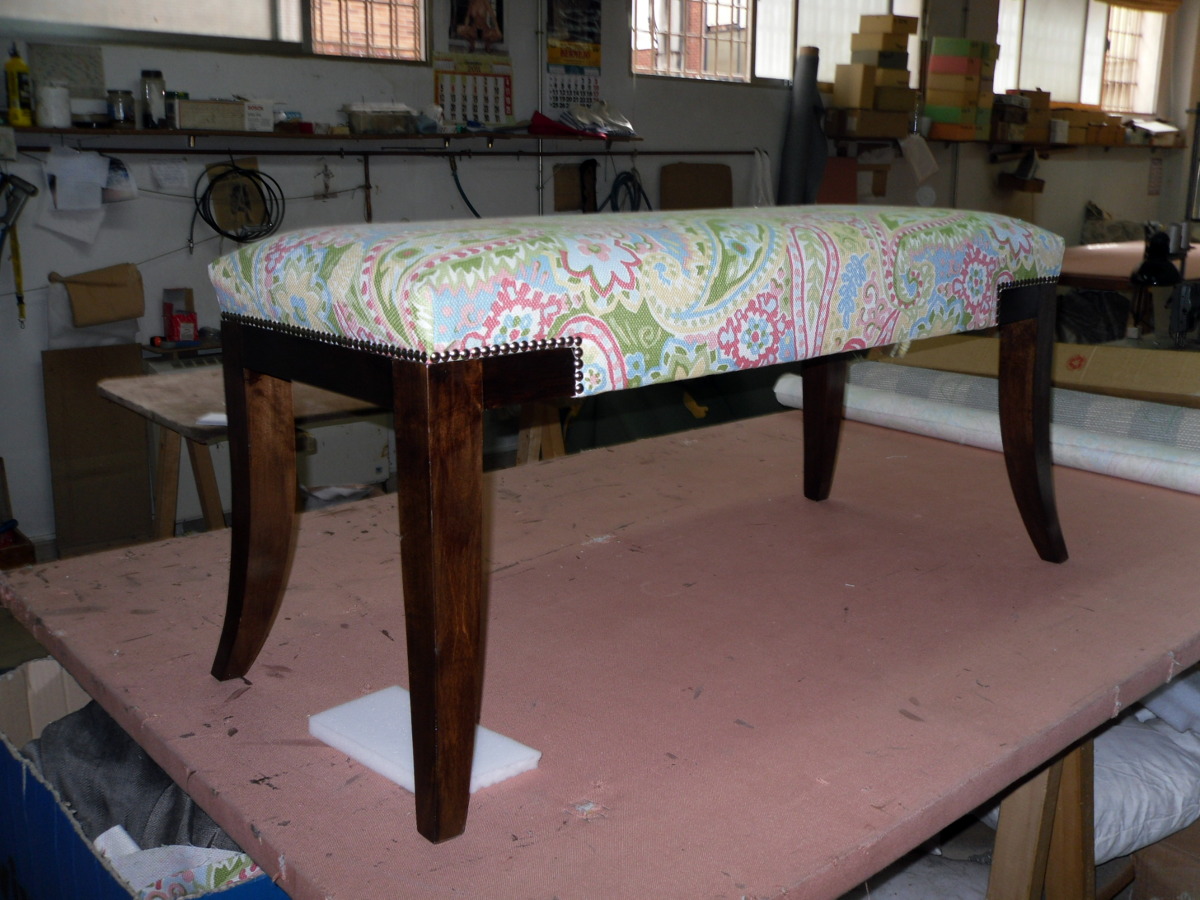 banqueta con aro y patas banizadas