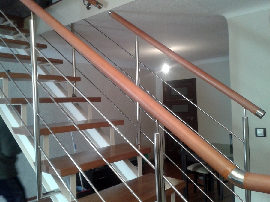 baranda acero inox con pasamanos de madera