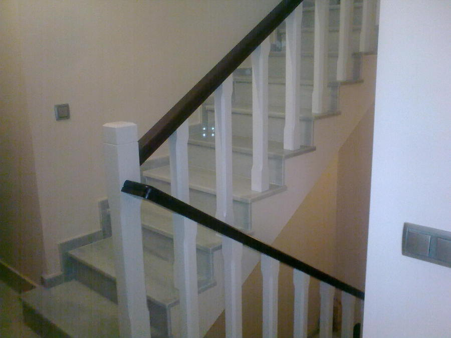 Baranda escalera blanco roto y nogal