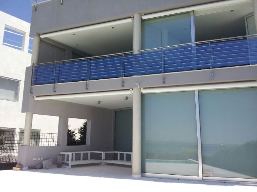 Barandilla con cristales azules