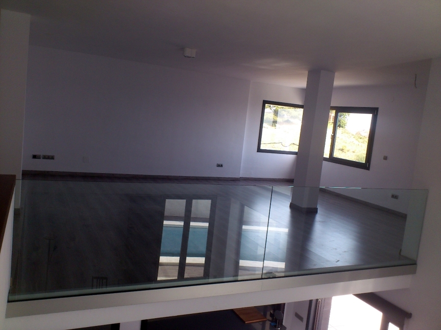 Barandilla de cristal con fijación directo en forjado