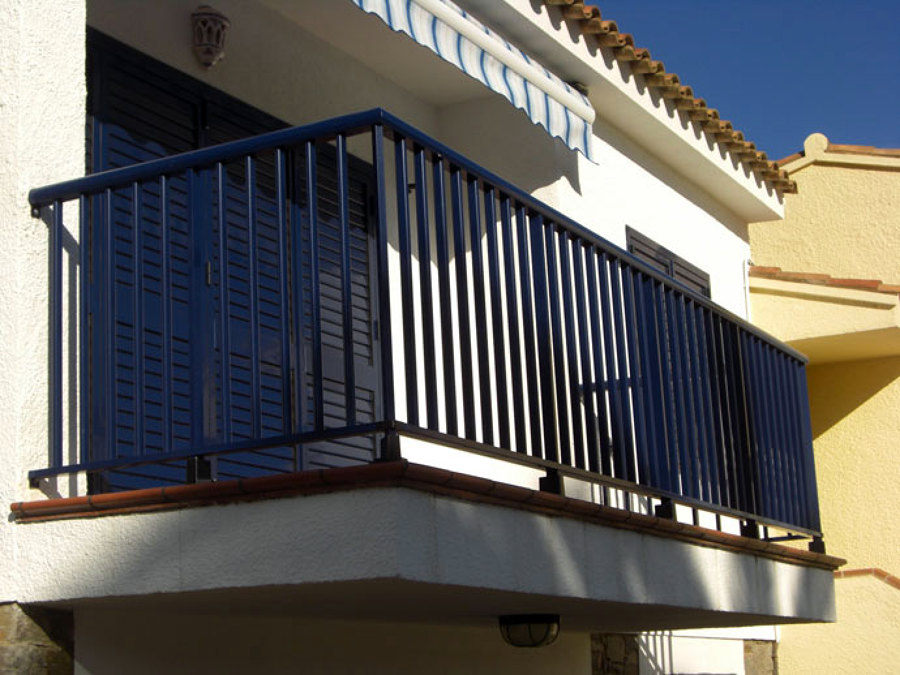 Barandilla exterior de aluminio azul