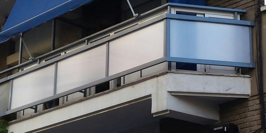 Barandilla de terraza de hierro y metacrilato.
