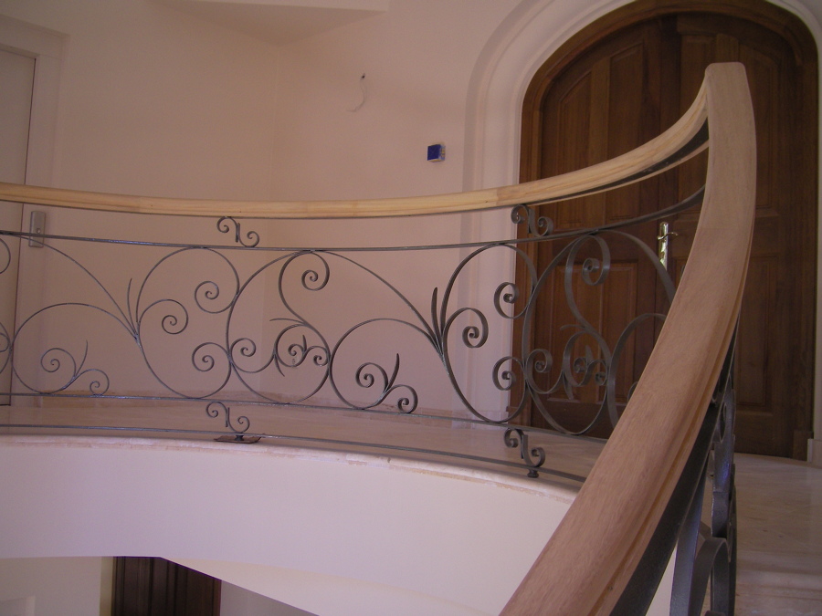 Ejecución de Barandilla-Pasamanos de forja y madera