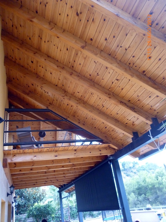 BARNIZADOS DE TECHOS DE MADERA