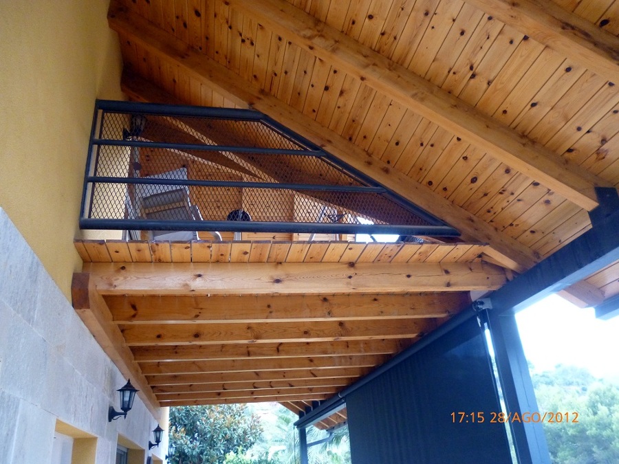 BARNIZADOS DE TECHOS DE MADERA