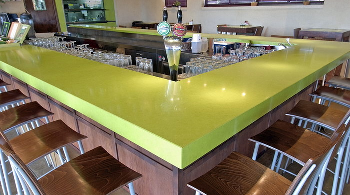 Barra en silestone verde fun ingletada a 6 cm