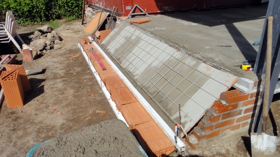 Base de escalera de hormigón y ladrillo