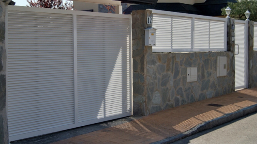 BATIENTE DE UNA HOJA, PEATONAL Y VALLA