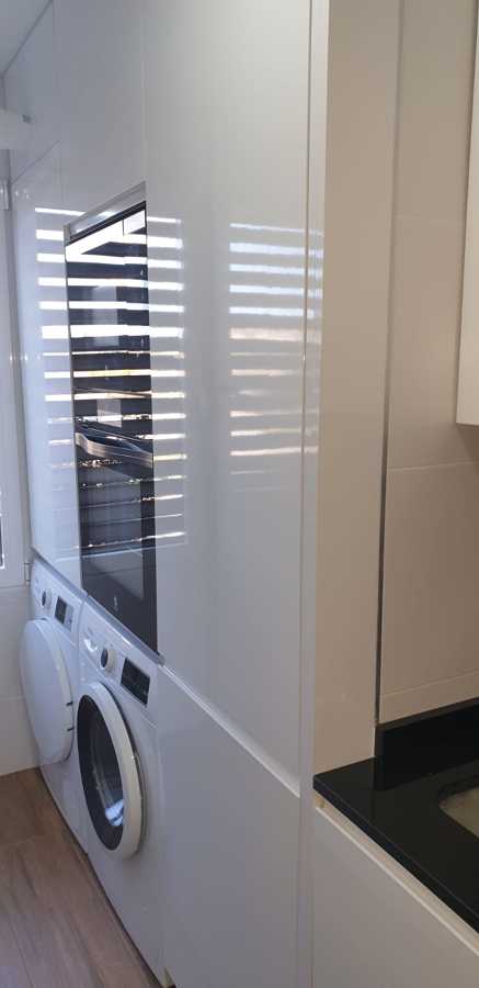 Lavadora, secadora, horno y microondas.