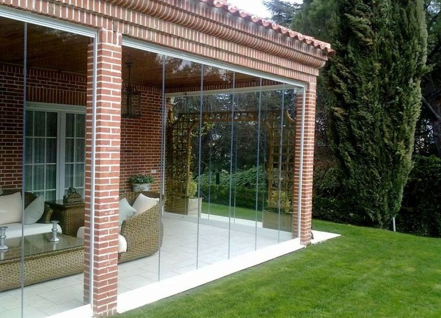 Terraza con cerramiento abatible de cristal templado 10mm