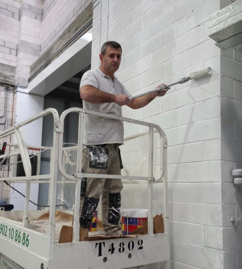 Pintando el exterior de un local comercial
