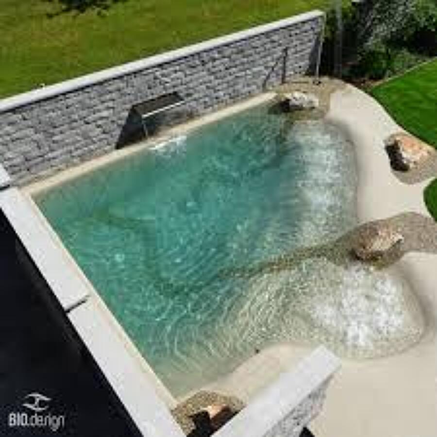 Pequeña minipiscina de playa