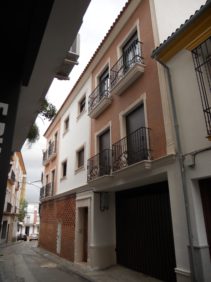 Bloque de viviendas, garaje y local comercial