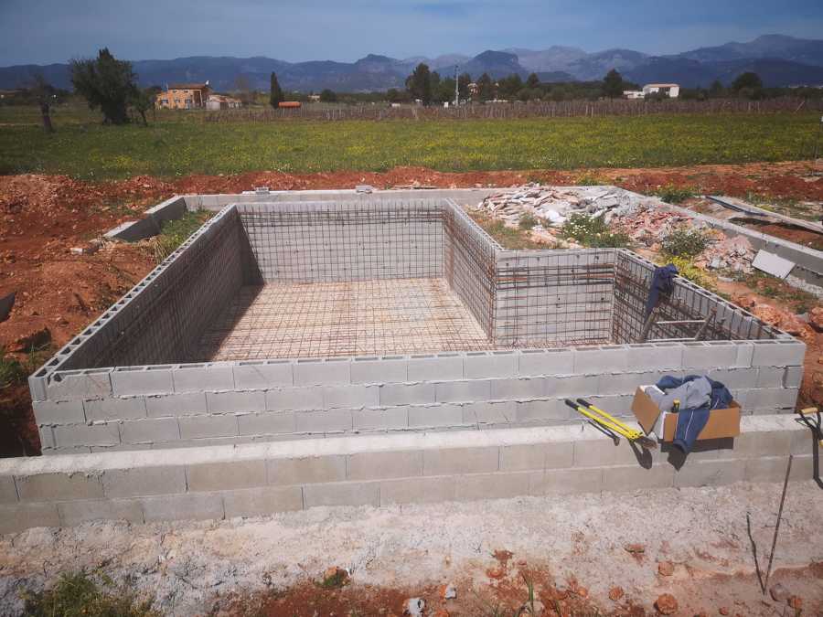 Piscina de obra colocacion de bloques.
