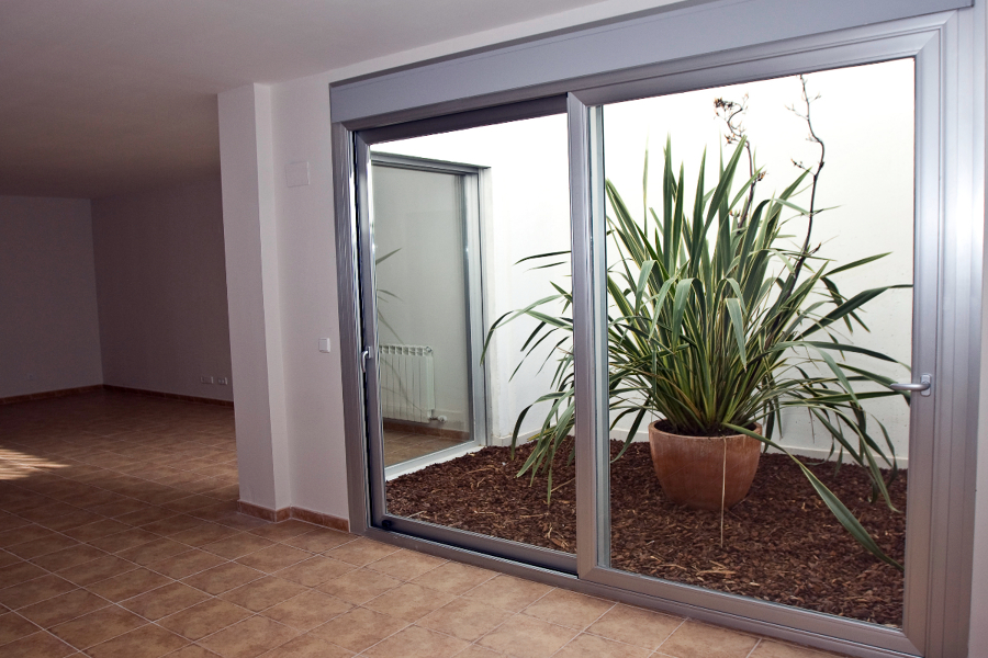 Bodega con patio inglés