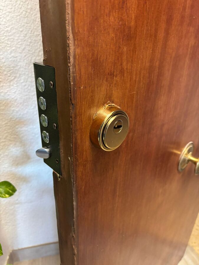 Instalación de cerradura en puerta de madera