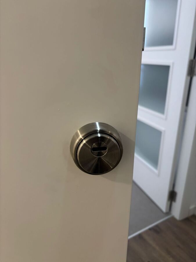 Colocación de pomo y cerradura en puerta interior