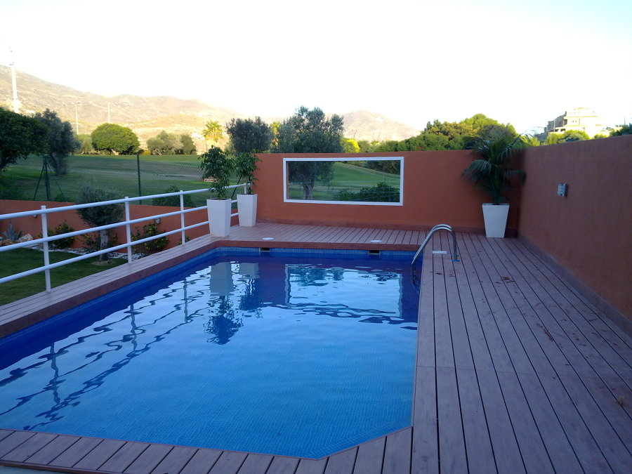 Piscina con revestimiento de madera