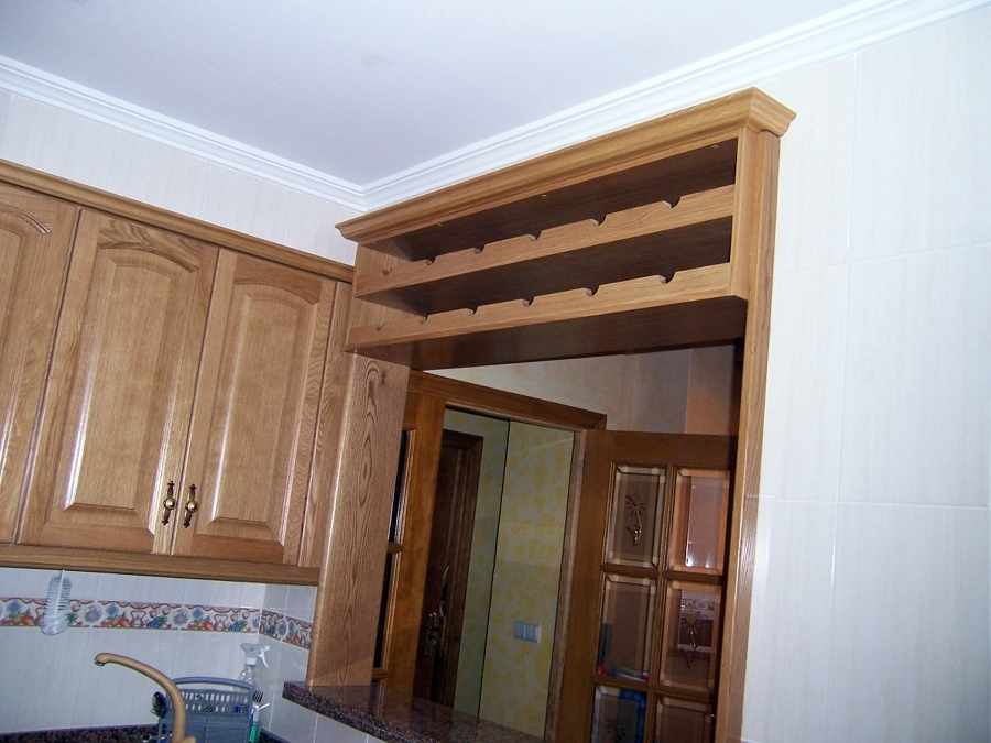 Botellero en roble lacado natural.