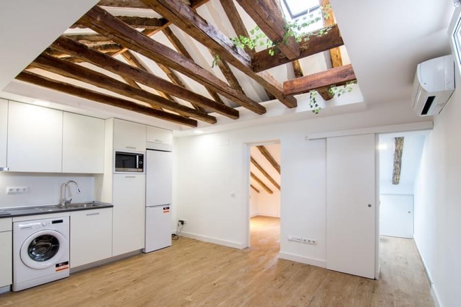 Cocina integrada en salón de buhardilla