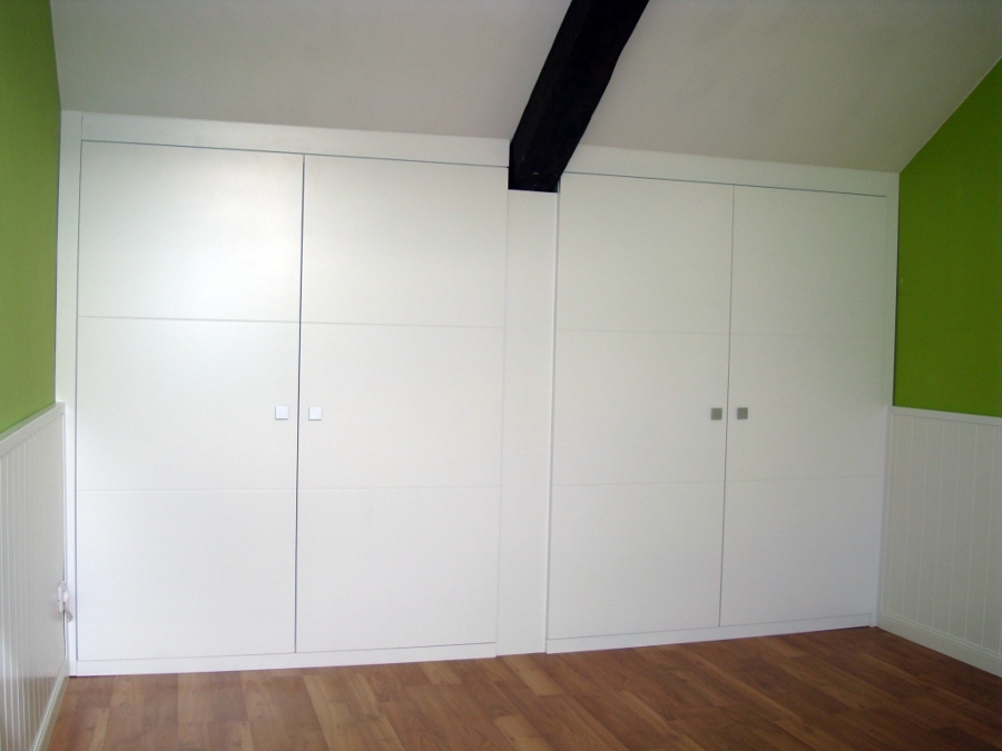 Buhardilla, armario con puertas lacadas con estrías horizontales