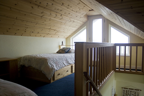 Buhardilla Juvenil con techo en madera