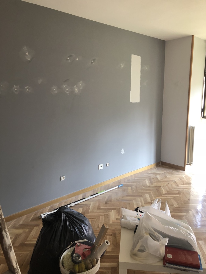 Pared pintada en pintura lisa color gris con aplicaciones de aguaplas