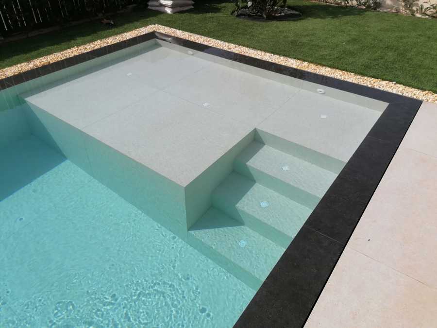 Playa en piscina desbrodante