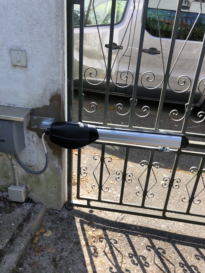 Brazo motor para puerta batiente