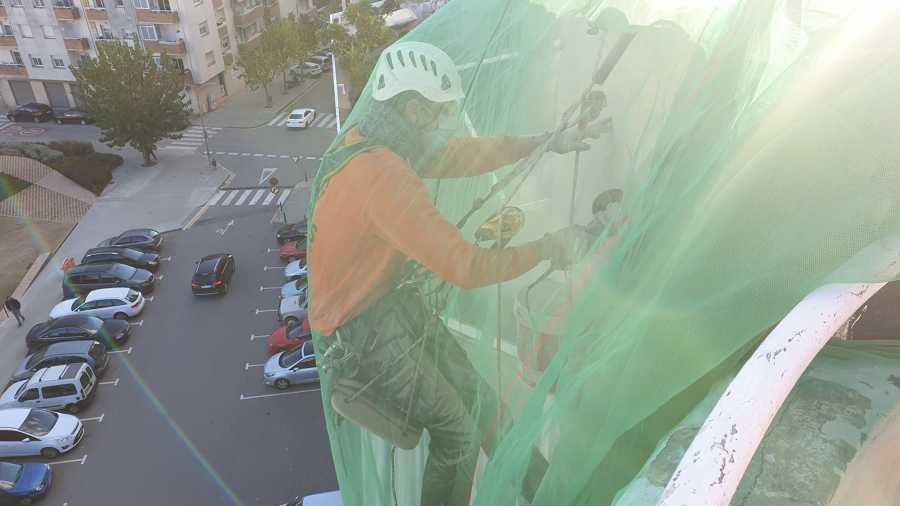 Reparación en fachada con trabajos verticales