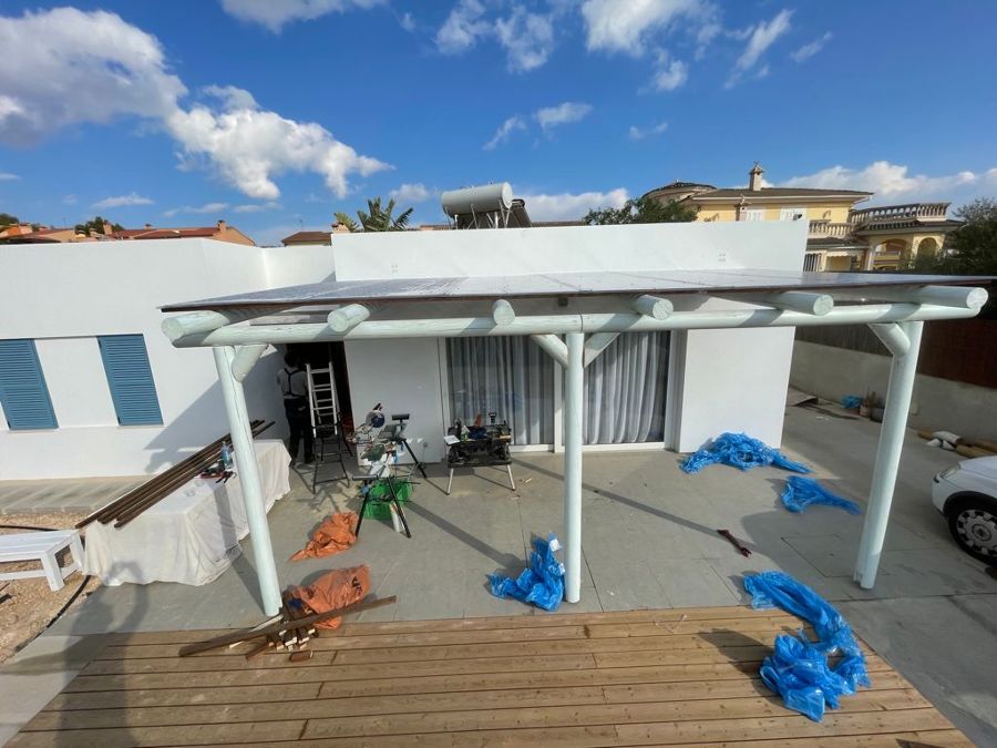 Enlistado de madera y plexiglas. Instalacion