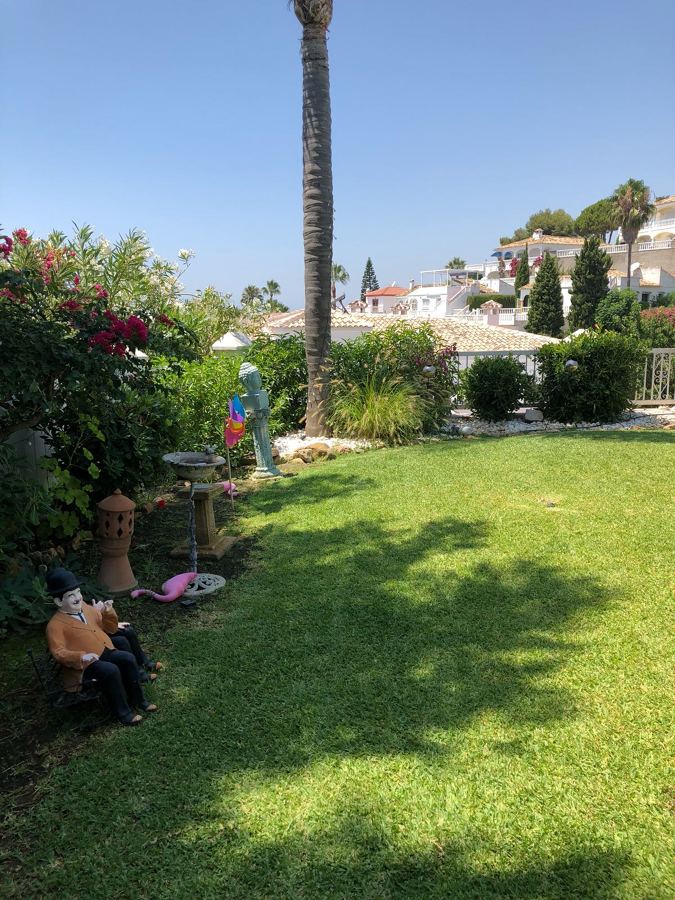 Separando el césped de las jardineras